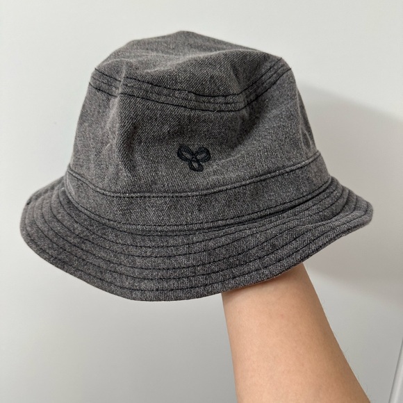 Aritzia TNA bucket hat - Picture 3 of 4
